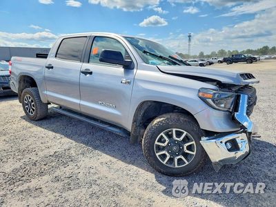 Czwarte zdjęcie samochodu z boku: 2020 TOYOTA TUNDRA SR5 VIN:5TFDY5F1XLX929499 - miniatura