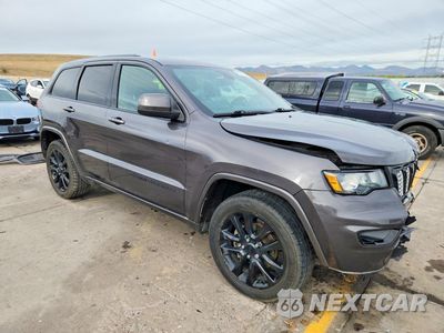 Czwarte zdjęcie samochodu z boku: 2020 JEEP GRAND CHEROKEE LAREDO VIN:1C4RJEAG5LC372451 - miniatura