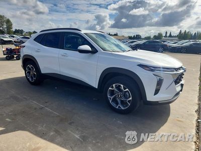 Czwarte zdjęcie samochodu z boku: 2024 CHEVROLET TRAX 1LT VIN:KL77LHE27RC091601 - miniatura