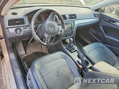 Zdjęcie 8 z 12 samochodu: 2015 VOLKSWAGEN PASSAT S VIN:1VWAT7A39FC109879 - miniatura