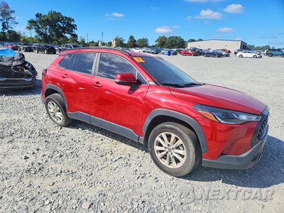 Czwarte zdjęcie samochodu z boku: 2022 TOYOTA COROLLA CROSS LE VIN:7MUCAAAG1NV030243 - miniatura