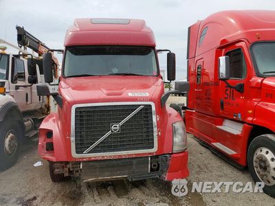 Piąte zdjęcie samochodu w środku: 2015 VOLVO VNL SEMI TRUCK VIN:4V4NC9EG2FN180203 - miniatura