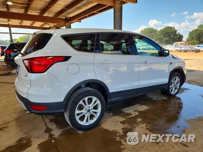 Trzecie zdjęcie samochodu z tyłu: 2019 FORD ESCAPE SE VIN:1FMCU0GD7KUB93832 - miniatura