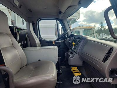 Piąte zdjęcie samochodu w środku: 2012 FREIGHTLINER CONDOR BUCKET TRUCK VIN:1FVACXDT6CHBL1794 - miniatura