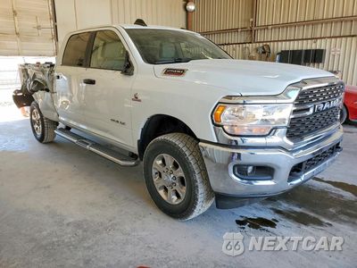 Czwarte zdjęcie samochodu z boku: 2024 RAM 2500 BIG HORN VIN:3C6UR5DL8RG311183 - miniatura