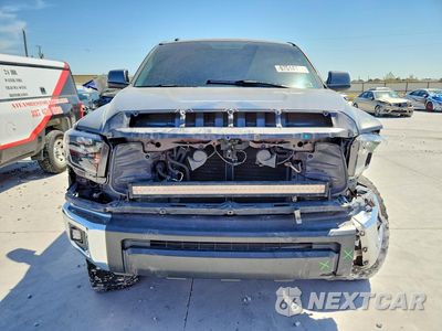 Piąte zdjęcie samochodu w środku: 2017 TOYOTA TUNDRA SR5 VIN:5TFDW5F15HX604417 - miniatura