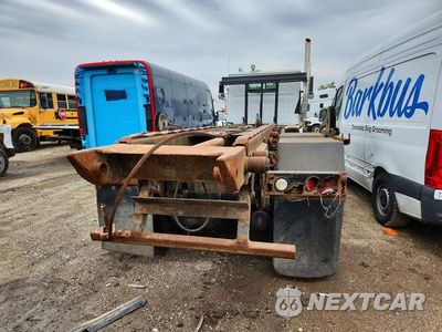 Zdjęcie 6 z 12 samochodu: 2001 VOLVO WG ROLL-OFF CONTAINER TRUCK VIN:4V5JC8UF01N310114 - miniatura