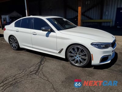 Czwarte zdjęcie samochodu z boku: 2020 BMW M550XI VIN:WBAJS7C02LBN96544 - miniatura