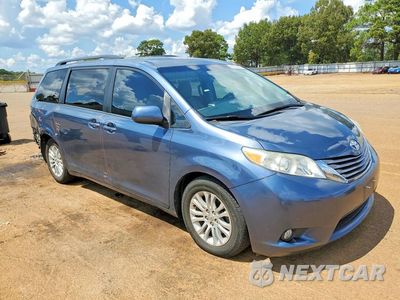 Czwarte zdjęcie samochodu z boku: 2017 TOYOTA SIENNA XLE 8-PASSENGER VIN:5TDYZ3DC1HS778279 - miniatura
