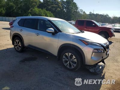 Czwarte zdjęcie samochodu z boku: 2023 NISSAN ROGUE SV VIN:JN8BT3BB4PW470821 - miniatura