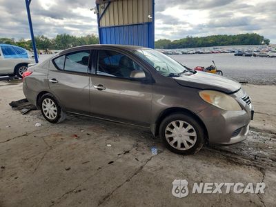 Czwarte zdjęcie samochodu z boku: 2014 NISSAN VERSA 1.6 SV VIN:3N1CN7AP2EL858229 - miniatura