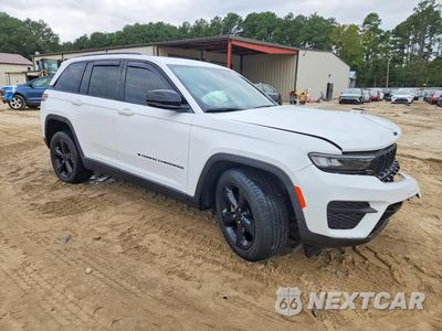 Czwarte zdjęcie samochodu z boku: 2023 JEEP GRAND CHEROKEE LAREDO VIN:1C4RJHAG3P8706082 - miniatura