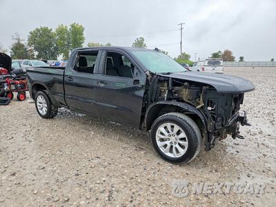 Czwarte zdjęcie samochodu z boku: 2020 CHEVROLET SILVERADO K1500 CUSTOM VIN:1GCPYBEHXLZ224393 - miniatura