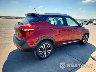 Trzecie zdjęcie samochodu z tyłu: 2019 NISSAN KICKS SR VIN:3N1CP5CU3KL480029 - miniatura
