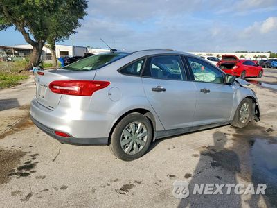 Trzecie zdjęcie samochodu z tyłu: 2016 FORD FOCUS S VIN:1FADP3E22GL281189 - miniatura