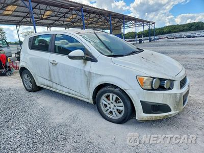 Czwarte zdjęcie samochodu z boku: 2013 CHEVROLET SONIC LT VIN:1G1JC6SH9D4206779 - miniatura