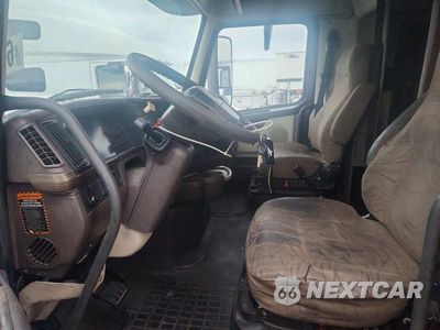 Zdjęcie 7 z 14 samochodu: 2012 VOLVO VNL SEMI TRUCK VIN:4V4NC9TH5CN554116 - miniatura