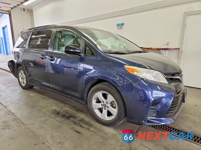 Czwarte zdjęcie samochodu z boku: 2018 TOYOTA SIENNA LE VIN:5TDKZ3DC1JS923607 - miniatura