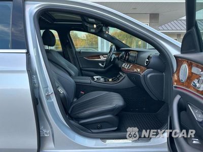 Piąte zdjęcie samochodu w środku: 2017 MERCEDES-BENZ E 300 4MATIC VIN:WDDZF4KB3HA110385 - miniatura