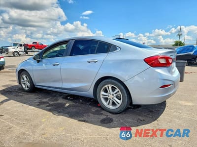 Drugie zdjęcie samochodu z przodu: 2018 CHEVROLET CRUZE LT VIN:1G1BE5SM5J7195537 - miniatura