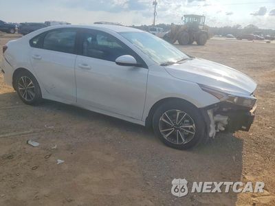 Czwarte zdjęcie samochodu z boku: 2023 KIA FORTE LXS VIN:3KPF24AD7PE690604 - miniatura