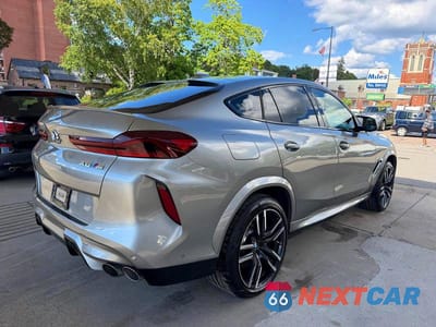 Czwarte zdjęcie samochodu z boku: 2021 BMW X6 M VIN:5YMCY0C06M9F61901 - miniatura