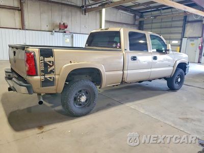 Trzecie zdjęcie samochodu z tyłu: 2004 CHEVROLET SILVERADO K2500 VIN:1GCGK23U24F202800 - miniatura
