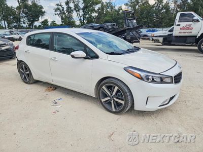 Czwarte zdjęcie samochodu z boku: 2017 KIA FORTE EX VIN:KNAFX5A87H5712752 - miniatura