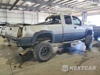 Trzecie zdjęcie samochodu z tyłu: 2004 CHEVROLET SILVERADO K2500 HEAVY DUTY VIN:1GCHK29U34E203231 - miniatura