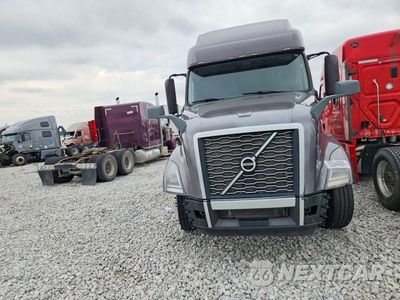 Piąte zdjęcie samochodu w środku: 2020 VOLVO VNL SEMI TRUCK VIN:4V4NC9EH5LN242665 - miniatura