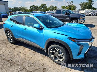 Czwarte zdjęcie samochodu z boku: 2026 CHEVROLET TRAX 1LT VIN:KL77LHEP8TC123071 - miniatura
