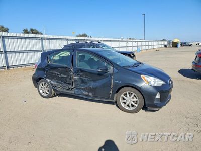 Czwarte zdjęcie samochodu z boku: 2012 TOYOTA PRIUS C THREE VIN:JTDKDTB32C1023395 - miniatura