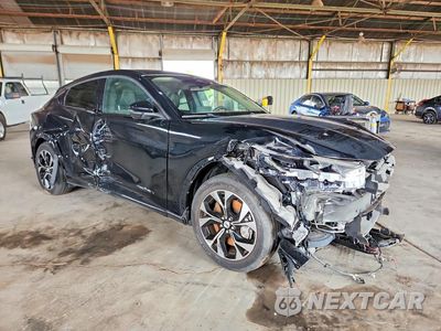 Czwarte zdjęcie samochodu z boku: 2023 FORD MUSTANG MACH-E PREMIUM VIN:3FMTK3SU0PMA83540 - miniatura