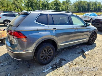 Trzecie zdjęcie samochodu z tyłu: 2018 VOLKSWAGEN TIGUAN SE VIN:3VV2B7AX6JM185176 - miniatura