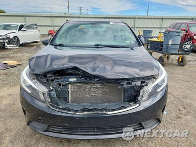 Piąte zdjęcie samochodu w środku: 2017 KIA FORTE LX VIN:3KPFK4A72HE106721 - miniatura