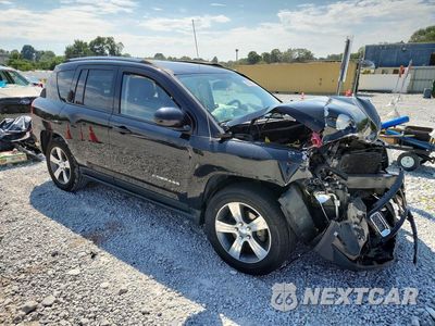 Czwarte zdjęcie samochodu z boku: 2017 JEEP COMPASS LATITUDE VIN:1C4NJCEAXHD157013 - miniatura