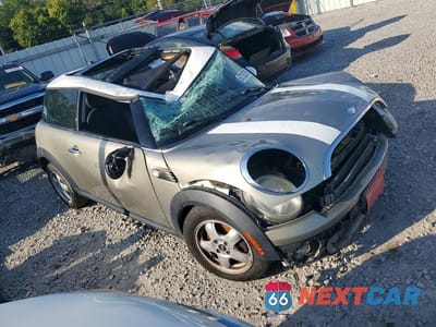 Czwarte zdjęcie samochodu z boku: 2008 MINI COOPER VIN:WMWMF33548TT67628 - miniatura