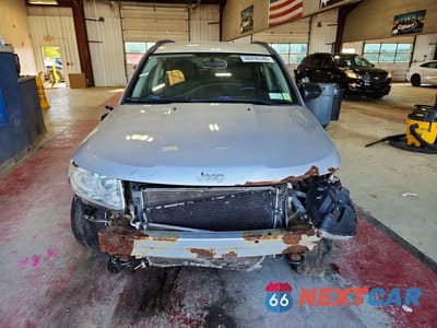 Piąte zdjęcie samochodu w środku: 2011 JEEP COMPASS SPORT VIN:1J4NF1FB8BD135784 - miniatura