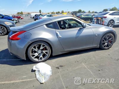 Trzecie zdjęcie samochodu z tyłu: 2016 NISSAN 370Z SPORT VIN:JN1AZ4EH2GM934263 - miniatura