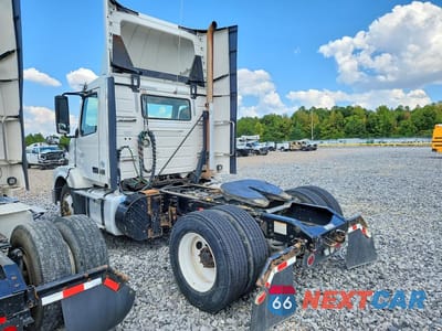 Drugie zdjęcie samochodu z przodu: 2017 VOLVO VNL SEMI TRUCK VIN:4V4N39TG9HN987954 - miniatura