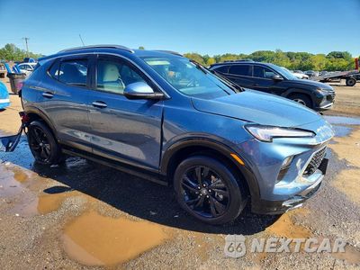 Czwarte zdjęcie samochodu z boku: 2024 BUICK ENCORE GX SPORT TOURING VIN:KL4AMESL5RB010239 - miniatura