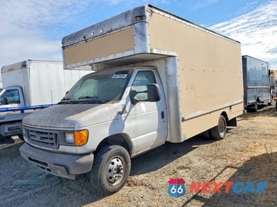 2004 FORD E350 BOX TRUCK 1FDWE35L74HA70579 - główne zdjęcie licytacji z USA - miniatura