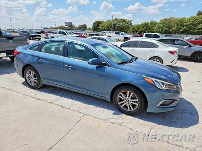 Czwarte zdjęcie samochodu z boku: 2017 HYUNDAI SONATA SE VIN:5NPE24AF4HH520310 - miniatura