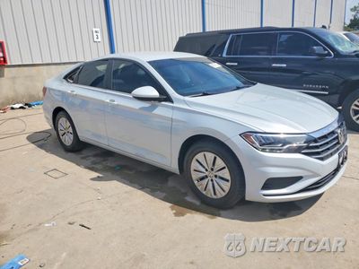 Czwarte zdjęcie samochodu z boku: 2019 VOLKSWAGEN JETTA S VIN:3VWC57BU4KM030025 - miniatura