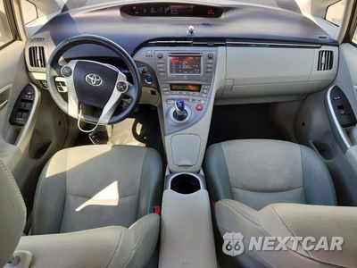Zdjęcie 8 z 12 samochodu: 2015 TOYOTA PRIUS FOUR VIN:JTDKN3DU3F0481489 - miniatura