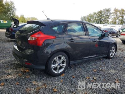 Trzecie zdjęcie samochodu z tyłu: 2014 FORD FOCUS SE VIN:1FADP3K28EL162743 - miniatura