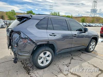 Trzecie zdjęcie samochodu z tyłu: 2021 TOYOTA RAV4 XLE VIN:2T3P1RFV1MC236260 - miniatura