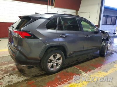 Trzecie zdjęcie samochodu z tyłu: 2022 TOYOTA RAV4 XLE VIN:JTMRWRFV6NJ055695 - miniatura