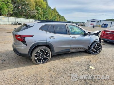 Trzecie zdjęcie samochodu z tyłu: 2025 CHEVROLET TRAX 1LT VIN:KL77LJEP3SC215128 - miniatura