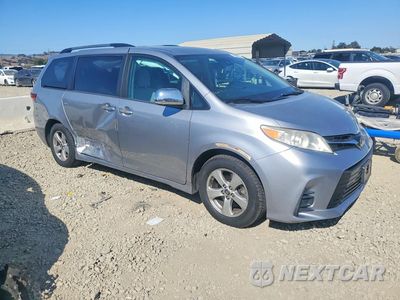 Czwarte zdjęcie samochodu z boku: 2018 TOYOTA SIENNA LE VIN:5TDKZ3DC6JS915518 - miniatura